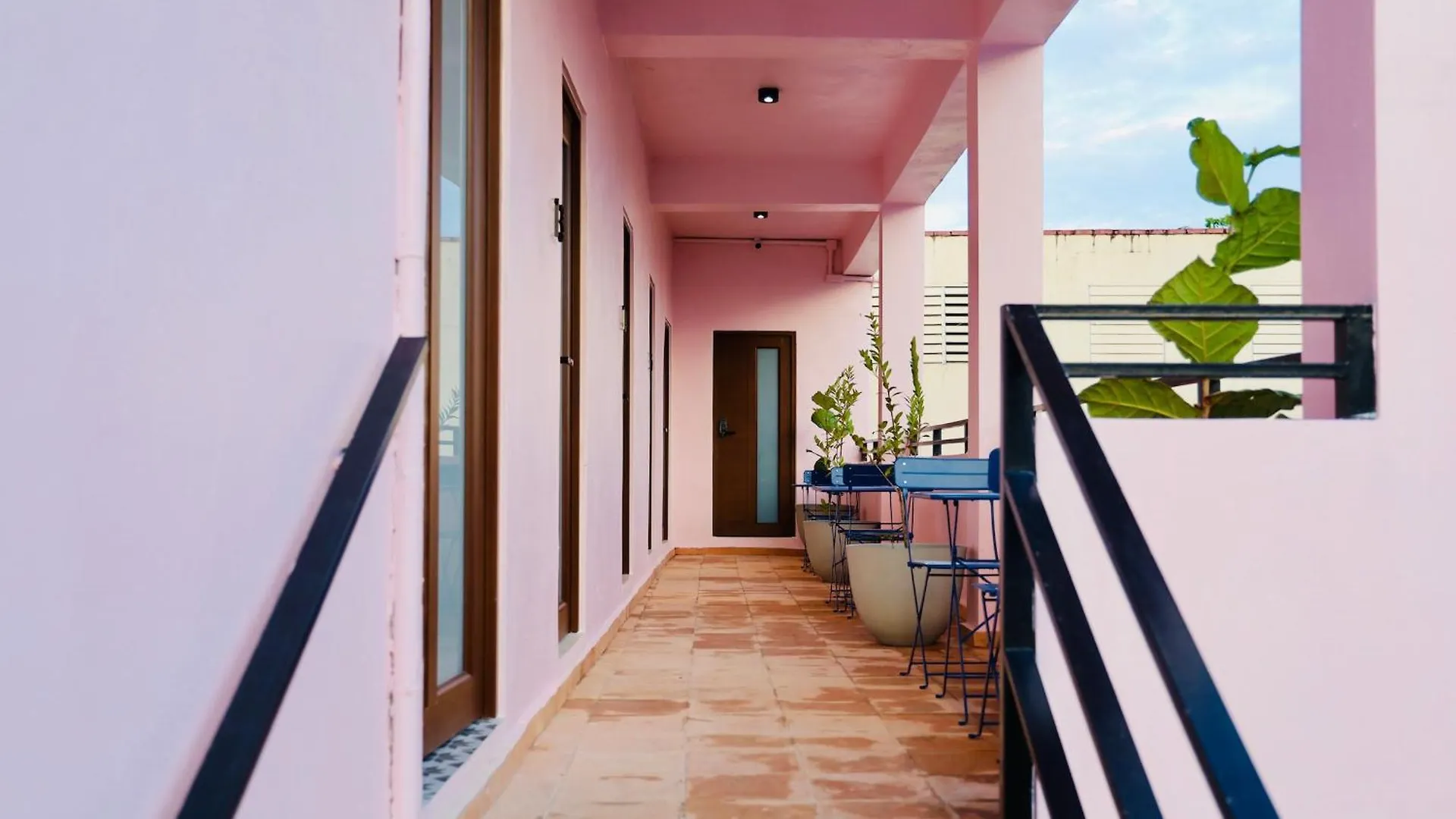 Room 8 Colorful Crash Pad Near Cerra Art San Juan Puerto Rico