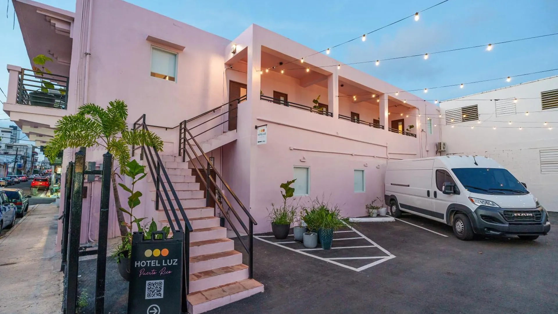 Room 8 Colorful Crash Pad Near Cerra Art San Juan Hotel