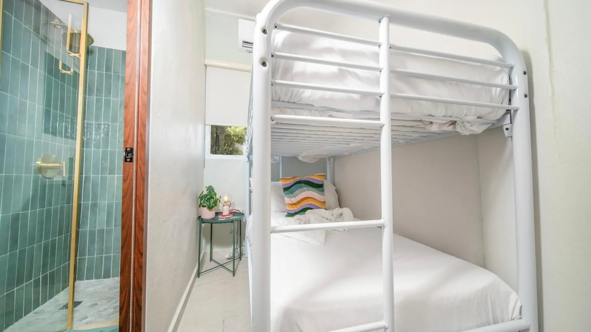 Room 8 Colorful Crash Pad Near Cerra Art 圣胡安